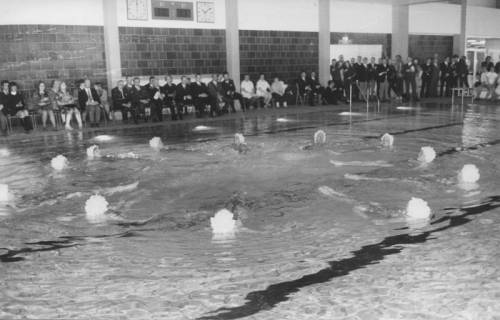 ARH Slg. Bartling 416, Eröffnung des Hallenbades mit Schwimmvorführung, um das Becken sitzend und stehend viele Gäste, um 1971