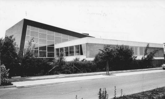 ARH Slg. Bartling 417, Ansicht des fertiggestellten Hallenbades von Osten (Lindenstraße), 1971