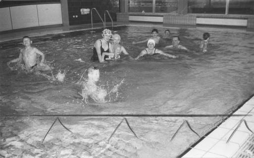 ARH Slg. Bartling 419, Kinder mit Betreuung im Lehrschwimmbecken des Hallenbades, 1972