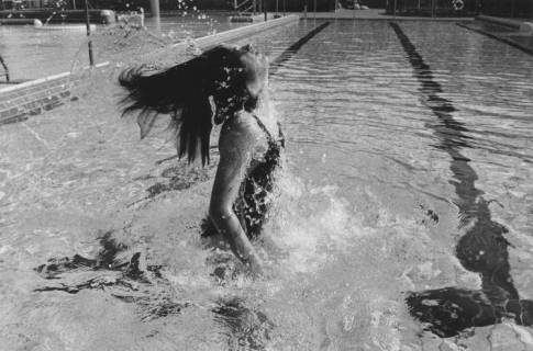ARH Slg. Bartling 421, Aus dem Wasser aufspringendes Mädchen im Schwimmerbecken des Hallenbades, um 1972