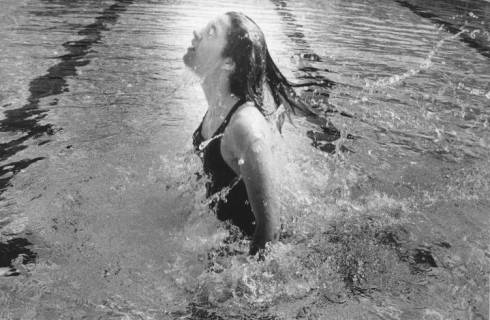 ARH Slg. Bartling 422, Aus dem Wasser aufspringendes Mädchen im Schwimmerbecken des Hallenbades, um 1972