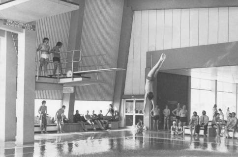 ARH Slg. Bartling 423, Springerschulung im Hallenbad, Turmsprung vom 3-Meter-Brett, 1973