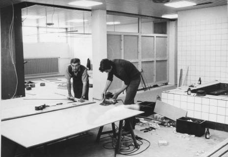 ARH Slg. Bartling 426, Zwei Tischler bei der Arbeit in der Sauna, 1972