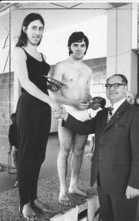ARH Slg. Bartling 430, Bürgermeister Herbert Gubba überreicht einer Siegerin und einem Sieger einen Neustadt-Teller, 1973