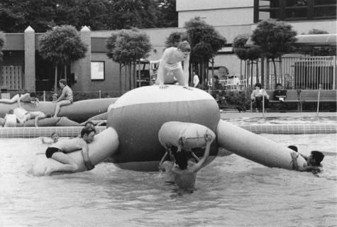 ARH Slg. Bartling 455, Jungen beim Spiel mit aufblasbaren Spielgeräten im Schwimmbecken, um 1970