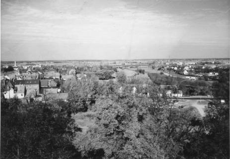 ARH Slg. Bartling 487, Blick vom Amtsgarten nach Norden auf die Leine (Kali-Chemie, Umgehungsstraße), um 1975