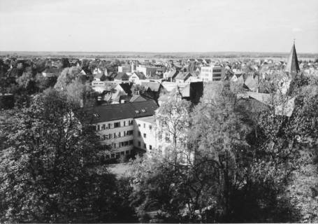 ARH Slg. Bartling 490, Blick vom Amtsgarten nach Nordwesten auf das Amtsgericht, die Sparkasse, den Liebfrauen-Kirchturm, um 1975