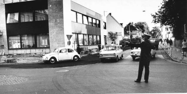 ARH Slg. Bartling 501, Kreuzung Wunstorfer Straße - Marktstraße, Blick nach Süden (Volksbank), 1971