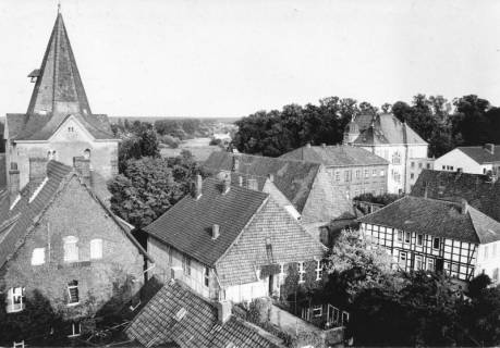 ARH Slg. Bartling 506, Blick vom Dach der Sparkasse nach Osten auf die Leinewiesen über den Turm der Liebfrauenkirche und das Amtsgericht, 2 Ex., 1972