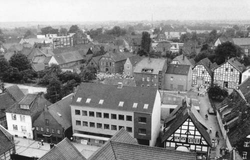 ARH Slg. Bartling 518, Blick von einer Drehleiter (auf der Leinstraße) nach Westen (Windmühlenstraße und Wallstraße), 1972