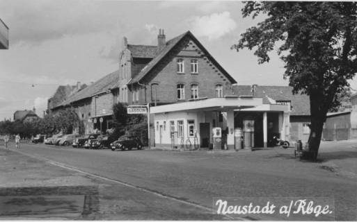 ARH Slg. Bartling 525, Gasolin-Tankstelle vor den "Calenberger Stuben", Ecke Nienburger Straße / Rundeel, Neustadt a. Rbge., um 1950