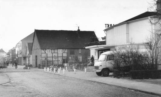 ARH Slg. Bartling 527, Blick nach Süden auf die Häuserfassaden an der westlichen Seite der Windmühlenstraße vom Jibi-Markt (ehem. Kino) aus, 1973