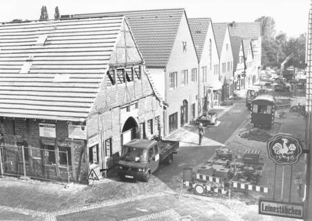 ARH Slg. Bartling 528, Innenstadtsanierung: Blick nach Norden auf die westlichen Häuserfassaden der Mittelstraße (ab "Leinestübchen"), um 1975