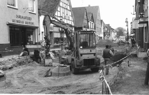 ARH Slg. Bartling 534, Innenstadtsanierung: Leinstraße, im Ausbau befindlich, westliche Häuserfront (ab Schlachterei Heinrich Hustedt), um 1975