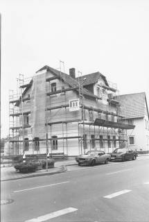 ARH Slg. Bartling 535, Theodor-Heuss-Straße 16, Straßenfront, eingerüstet für die Renovierung durch Firma Meinecke, um 1975