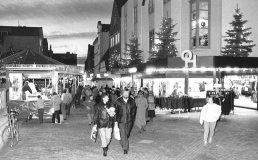 ARH Slg. Bartling 544, Abendstimmung auf dem Weihnachtsmarkt in der Marktstraße, mit Tannen geschmückte Fassade der Firma Ohlau und Hemme, um 1980