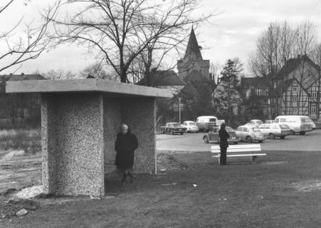 ARH Slg. Bartling 557, Neustadts erste massive, bedachte Bushaltestelle am Parkplatz Zwischen den Brücken, im Hintergrund die Marktkirche, 1972