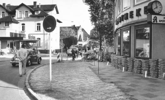 ARH Slg. Bartling 558, Wunstorfer Straße / Ecke Lindenstraße, Reparatur des Fußwegs, 1971