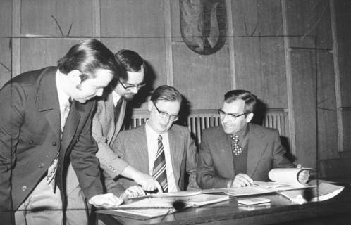 ARH Slg. Bartling 560, Vier Männer (v. r.: Kreisdirektor Wolfgang Kunze, Wolfgang Knebel, Jochen Hagemann, Ewald Kastens) nehmen Einsicht in Dokumente, 1974