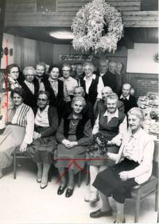 ARH Slg. Bartling 585, Gruppenbild am Altennachmittag in einer Gastwirtschaft unter einer aus Ähren geflochtenen Erntekrone beim Erntefest, Stöckendrebber, um 1975