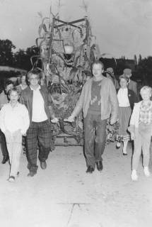 ARH Slg. Bartling 595, Junge Landwirte ziehen (r. Wilfried Kallmeyer) einen Handwagen mit Erntekrone, um 1985