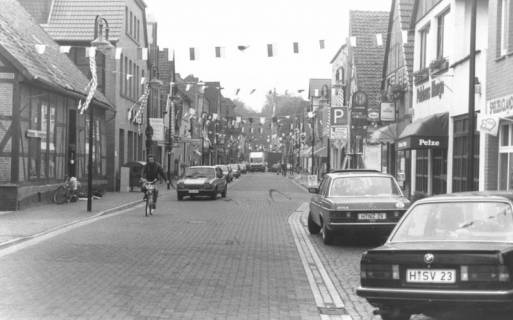 ARH Slg. Bartling 604, Sanierte Leinstraße mit über die Straße gespannten Wimpeln geschmückt, um 1980