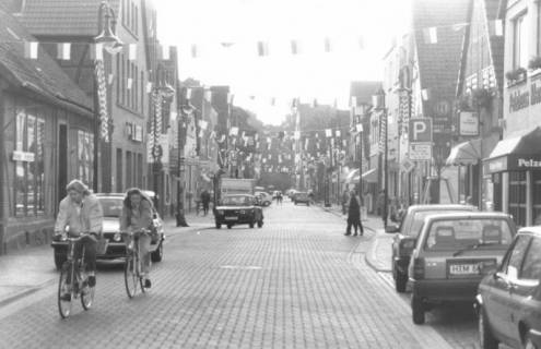 ARH Slg. Bartling 608, Sanierte Leinstraße geschmückt mit über die Straße gespannten Wimpeln, um 1980