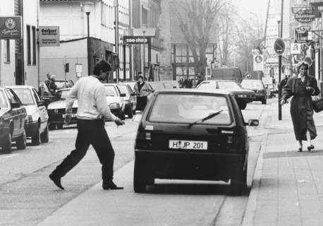 ARH Slg. Bartling 653, Mittelstraße bei regem Autoverkehr, Neustadt a. Rbge., um 1980