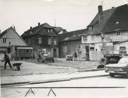 ARH Slg. Bartling 656, Mittelstraße, Herrichtung eines Parkplatzes für das Textilfachgeschäft Kollmeyer auf dem Grundstück des abgerissenen Hauses neben der Bäckerei Kallmeyer (Mittelstraße 3), Neustadt a. Rbge., 1972