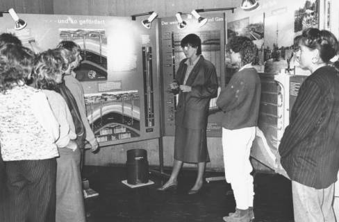 ARH Slg. Bartling 730, Stadtwerke (?), junge Besucherinnen in einer Ausstellung vor Stellwänden mit Bildern zur Förderung und Beförderung von Gas, Neustadt a. Rbge., um 1970