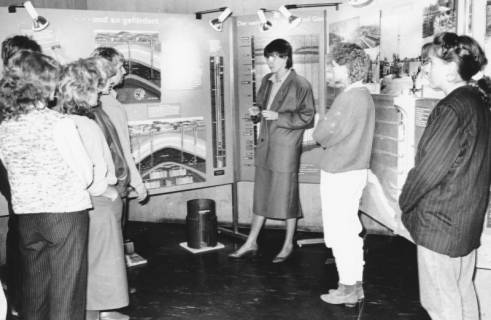 ARH Slg. Bartling 731, Stadtwerke (?), junge Besucherinnen in einer Ausstellung vor Stellwänden mit Bildern zur Förderung und Beförderung von Gas, Neustadt a. Rbge., um 1985