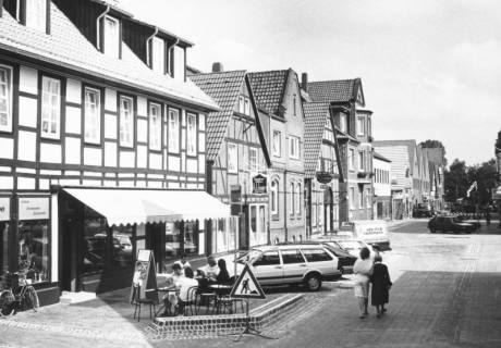 ARH Slg. Bartling 733, Mittelstraße, Blick nach Norden auf die Häuser an der westlichen Straßenseite, Neustadt a. Rbge., nach 1980