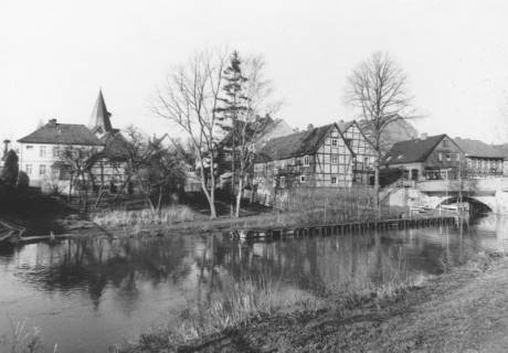 ARH Slg. Bartling 734, Blick vom Platz zwischen den Brücken über die Kleine Leine von Osten nach Westen auf den Kirchturm und die Brücke, Neustadt a. Rbge., um 1970