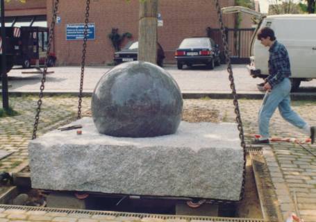 ARH Slg. Bartling 743, Einpassung des Steinkugel-Brunnens im Park am Erichsberg, Neustadt a. Rbge., um 1990