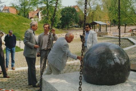 ARH Slg. Bartling 744, Einpassung des Steinkugel-Brunnens im Park am Erichsberg unter den Augen von mehreren Gästen (li.: Stadtdirektor Felix Rohde), Neustadt a. Rbge., um 1990