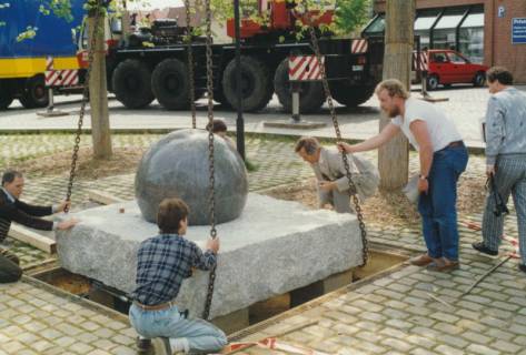ARH Slg. Bartling 745, Einpassung des Steinkugel-Brunnens im Park am Erichsberg, Neustadt a. Rbge., um 1990