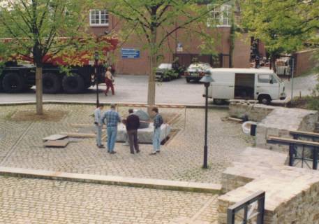 ARH Slg. Bartling 746, Einpassung des Steinkugel-Brunnens im Park am Erichsberg, Blick vom Erichsberg, Neustadt a. Rbge., um 1990