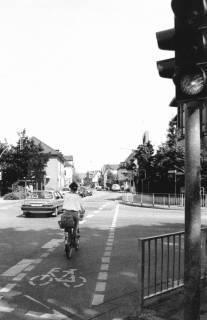 ARH Slg. Bartling 758, Straßenkreuzung Wunstorfer Straße / Herzog-Erich-Allee, Blick von der südöstlichen Straßenecke nach Norden auf das Postgebäude, Neustadt a. Rbge., um 1980