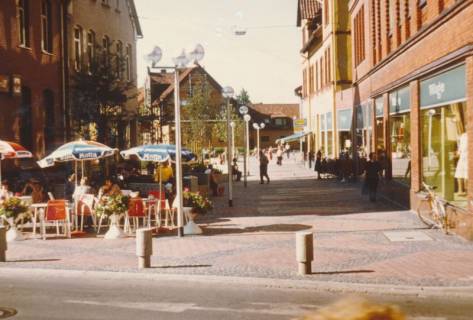 ARH Slg. Bartling 759, Szene mit Straßencafe auf dem Heini-Nülle-Platz Blick durch die Straße Rundeel von der Marktstraße auf die Calenberger Stuben, Neustadt a. Rbge., um 1980