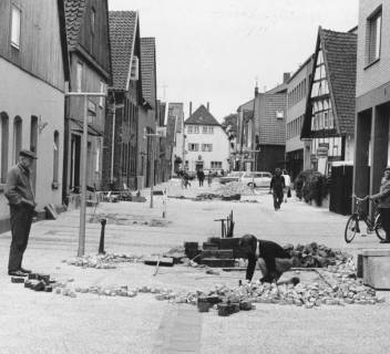 ARH Slg. Bartling 763, Sanierung der Windmühlenstraße, Pflasterung der Straße Blick nach Süden auf das Diakoniehaus, Marktstraße 35, Neustadt a. Rbge., 1972