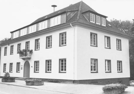ARH Slg. Bartling 765, Theodor-Heuss-Straße 18, Rathaus mit neuem Anstrich Schrägansicht von Südwesten einschl. Pflanzkübel vor dem Haus, Neustadt a. Rbge., um 1990