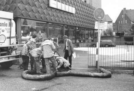 ARH Slg. Bartling 775, Marktstraße 26-27, am Parkplatz hinter dem Kaufhaus Hibbe, Reinigung des Abwasserkanals an einem Revisionsschacht, Neustadt a. Rbge., um 1980