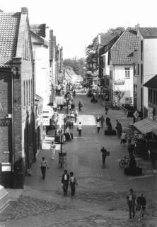 ARH Slg. Bartling 782, Marktstraße, Blick aus der Vogelperspektive durch die Fußgängerzone von der Wallstraße nach Osten, Neustadt a. Rbge., um 1980