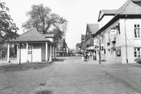 ARH Slg. Bartling 788, Marktstraße, Blick von der Leinstraße nach Westen, links das ehem. Wacht- und Spritzenhaus, rechts das ehem. Rathaus, Neustadt a. Rbge., um 1980