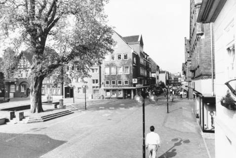 ARH Slg. Bartling 790, Marktplatz nach der Sanierung, Blick nach Westen von der Rathaustreppe auf die Ratsapotheke, Neustadt a. Rbge., um 1980