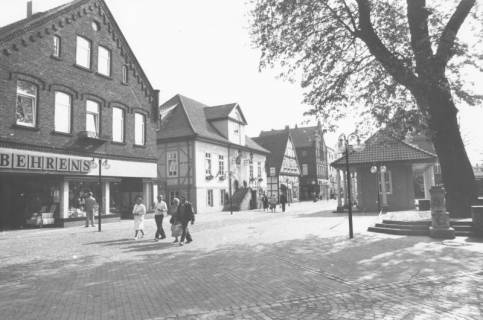 ARH Slg. Bartling 791, Marktplatz nach der Sanierung, Blick nach Osten von der Ratsapotheke auf das Rathaus und die Firma Behrens & Co (Marktstraße 5), rechts das Wacht- und Spritzenhaus, Neustadt a. Rbge., um 1980