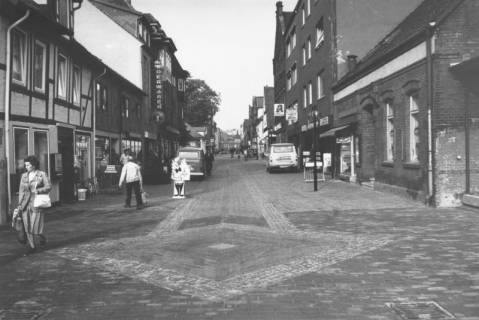 ARH Slg. Bartling 796, Marktstraße, Beginn der Fußgängerzone, Blick von der Kleinen Leine (Weinhandlung Kollmeyer, Marktstraße 1, bzw. Marktstraße 41) nach Westen, Neustadt a. Rbge., um 1980