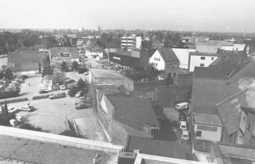 ARH Slg. Bartling 800, Blick aus der Vogelperspektive vom Dach des Sparkassengebäudes über den Parkplatz nach Westen zum Ärztehaus an der Wunstorfer Straße und zu den Hochhäusern an der Siemensstraße, Neustadt a. Rbge., um 1980