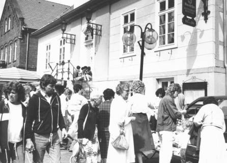 ARH Slg. Bartling 817, Auto-Markt vor dem alten Rathaus, Neustadt a. Rbge., um 1970