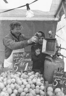 ARH Slg. Bartling 819, Verkauf von Zitrusfrüchten am Marktstand, Neustadt a. Rbge., um 1970